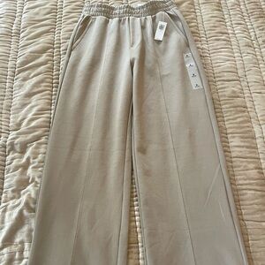 New with tags Old Navy wide leg, hi waist athleisure pants, so on trend!